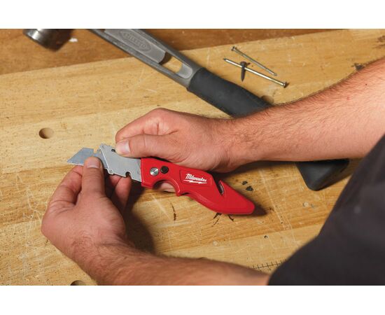 Многофункциональный складной нож со сменными лезвиями Milwaukee FASTBACK™ FLIP UTILITY KNIFE с отсеком для хранения лезвий - 48221901, фото , изображение 3