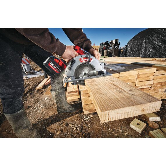 Аккумуляторная циркулярная пила по дереву и пластику Milwaukee M18 FCS66-121C - 4933464586, Модель: M18 FCS66-121C, внеший вид, изображение 5