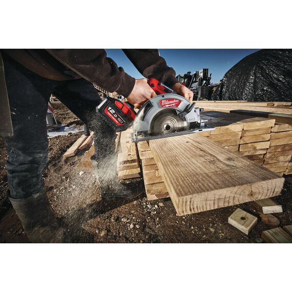 Аккумуляторная циркулярная пила по дереву и пластику Milwaukee M18 FCS66-121C - 4933464586, Модель: M18 FCS66-121C, внеший вид, изображение 6