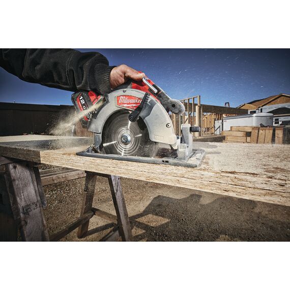 Аккумуляторная циркулярная пила по дереву и пластику Milwaukee M18 FCS66-121C - 4933464586, Модель: M18 FCS66-121C, внеший вид, изображение 9