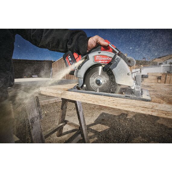 Аккумуляторная циркулярная пила по дереву и пластику Milwaukee M18 FCS66-121C - 4933464586, Модель: M18 FCS66-121C, внеший вид, изображение 10