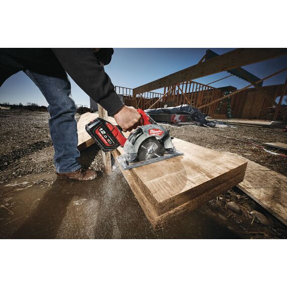 Аккумуляторная циркулярная пила по дереву и пластику Milwaukee M18 FCS66-121C - 4933464586, Модель: M18 FCS66-121C, внеший вид, изображение 11