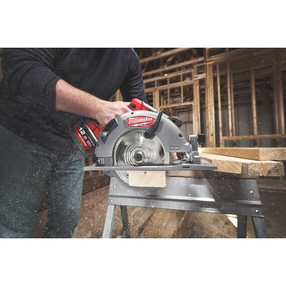 Аккумуляторная циркулярная пила по дереву и пластику Milwaukee M18 FCS66-121C - 4933464586, Модель: M18 FCS66-121C, внеший вид, изображение 12