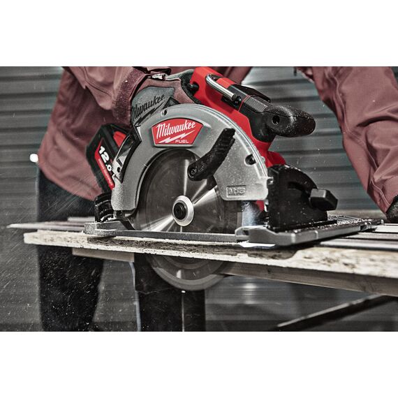 Аккумуляторная циркулярная пила по дереву и пластику Milwaukee M18 FCSG66-121C - 4933471195, фото, изображение 3 Аккумуляторная циркулярная пила по дереву и пластику Milwaukee M18 FCSG66-121C - 4933471195, внеший вид, изображение 3