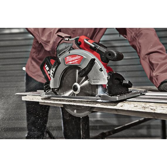 Аккумуляторная циркулярная пила по дереву и пластику Milwaukee M18 FCSG66-121C - 4933471195, фото, изображение 4 Аккумуляторная циркулярная пила по дереву и пластику Milwaukee M18 FCSG66-121C - 4933471195, внеший вид, изображение 4