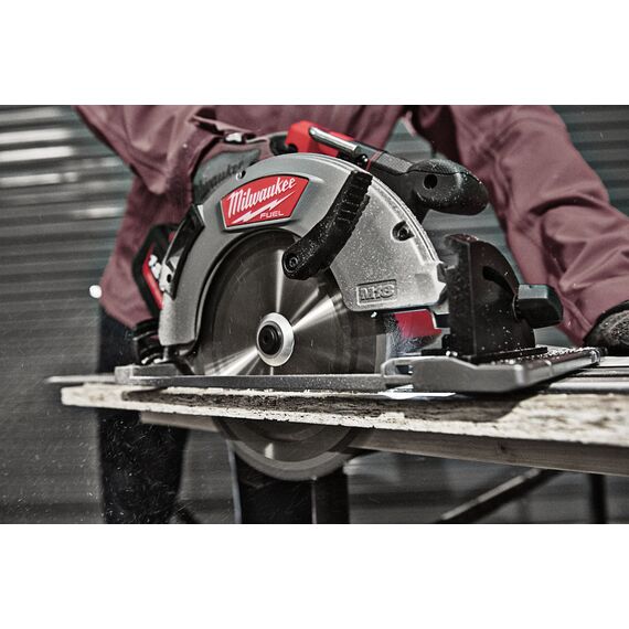 Аккумуляторная циркулярная пила по дереву и пластику Milwaukee M18 FCSG66-121C - 4933471195, фото, изображение 5 Аккумуляторная циркулярная пила по дереву и пластику Milwaukee M18 FCSG66-121C - 4933471195, внеший вид, изображение 5