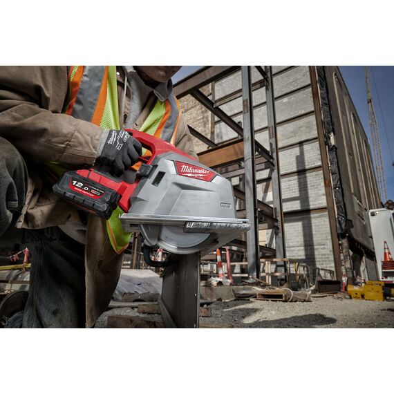 Аккумуляторная циркулярная пила по металлу Milwaukee M18 FMCS66-121C - 4933472111, Модель: M18 FMCS66-121C, внеший вид, изображение 3