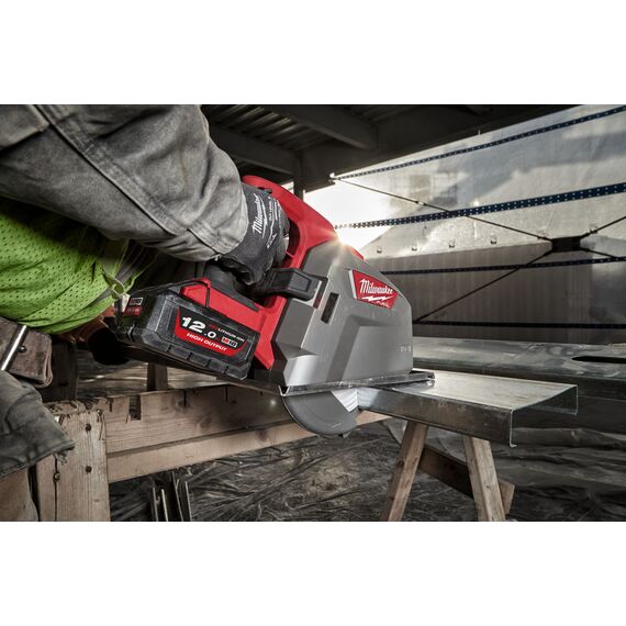 Аккумуляторная циркулярная пила по металлу Milwaukee M18 FMCS66-121C - 4933472111, Модель: M18 FMCS66-121C, внеший вид, изображение 7
