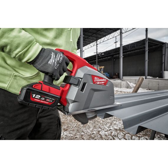 Аккумуляторная циркулярная пила по металлу Milwaukee M18 FMCS66-121C - 4933472111, Модель: M18 FMCS66-121C, внеший вид, изображение 8