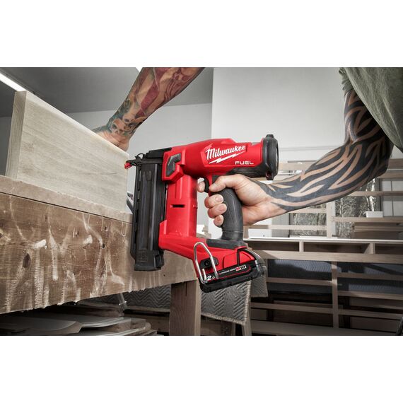 Аккумуляторный гвоздезабиватель Milwaukee M18 FUEL™ FN18GS-202X - 4933471407, фото, изображение 4 Аккумуляторный гвоздезабиватель Milwaukee M18 FUEL™ FN18GS-202X - 4933471407, внеший вид, изображение 4