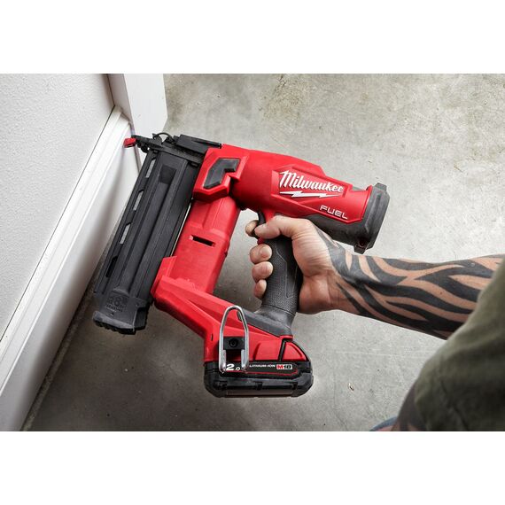 Аккумуляторный гвоздезабиватель Milwaukee M18 FUEL™ FN18GS-202X - 4933471407, фото, изображение 5 Аккумуляторный гвоздезабиватель Milwaukee M18 FUEL™ FN18GS-202X - 4933471407, внеший вид, изображение 5