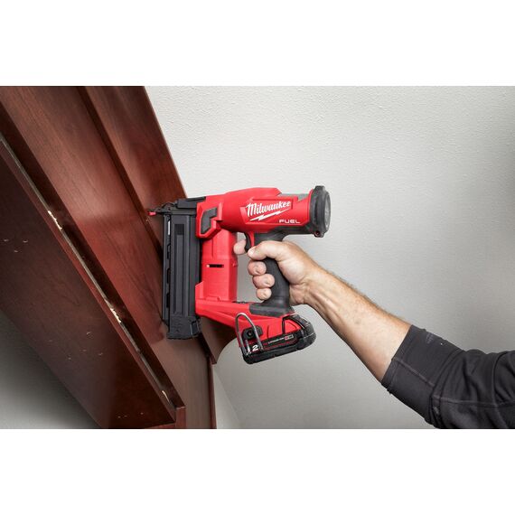 Аккумуляторный гвоздезабиватель Milwaukee M18 FUEL™ FN18GS-202X - 4933471407, фото, изображение 7 Аккумуляторный гвоздезабиватель Milwaukee M18 FUEL™ FN18GS-202X - 4933471407, внеший вид, изображение 7