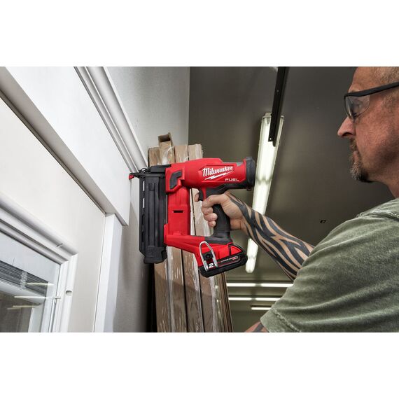 Аккумуляторный гвоздезабиватель Milwaukee M18 FUEL™ FN18GS-202X - 4933471407, фото, изображение 8 Аккумуляторный гвоздезабиватель Milwaukee M18 FUEL™ FN18GS-202X - 4933471407, внеший вид, изображение 8