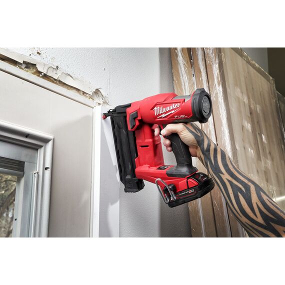 Аккумуляторный гвоздезабиватель Milwaukee M18 FUEL™ FN18GS-202X - 4933471407, фото, изображение 9 Аккумуляторный гвоздезабиватель Milwaukee M18 FUEL™ FN18GS-202X - 4933471407, внеший вид, изображение 9