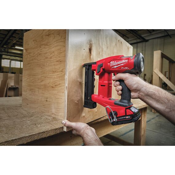 Аккумуляторный степлер Milwaukee M18 FNCS18GS-202X - 4933471940, Модель: M18 FNCS18GS-202X, фото, изображение 6 Аккумуляторный степлер Milwaukee M18 FNCS18GS-202X - 4933471940, Модель: M18 FNCS18GS-202X, внеший вид, изображение 6