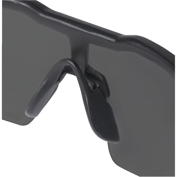 Очки защитные Milwaukee Enhanced Safety Glasses Tinted - 4932478764, Модель: Enhanced Safety Glasses Tinted, Цвет: Затемненные, внеший вид, изображение 8