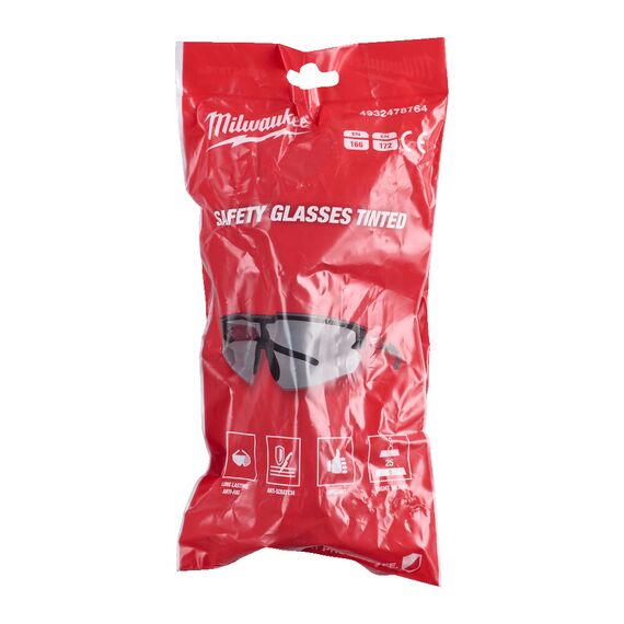 Очки защитные Milwaukee Enhanced Safety Glasses Tinted - 4932478764, Модель: Enhanced Safety Glasses Tinted, Цвет: Затемненные, внеший вид, изображение 4