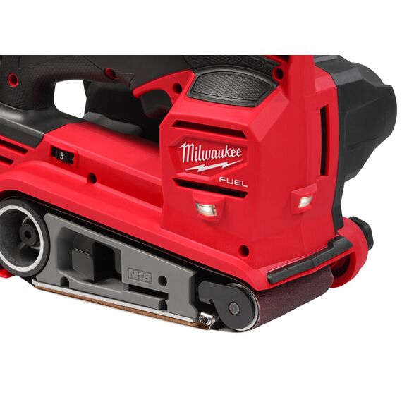 Аккумуляторная ленточная шлифовальная машина Milwaukee M18 FBTS75-0 - 4933479614, Модель: M18 FBTS75-0, фото, изображение 6 Аккумуляторная ленточная шлифовальная машина Milwaukee M18 FBTS75-0 - 4933479614, Модель: M18 FBTS75-0, внеший вид, изображение 6