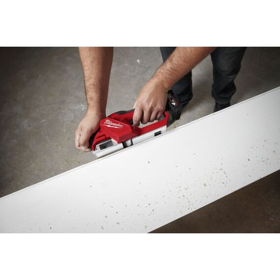 Аккумуляторный рубанок Milwaukee M12 BLP-0X - 4933492850, Модель: M12 BLP-0X, фото, изображение 10 Аккумуляторный рубанок Milwaukee M12 BLP-0X - 4933492850, Модель: M12 BLP-0X, внеший вид, изображение 10
