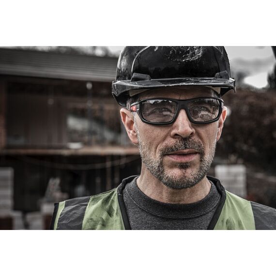 Очки защитные Milwaukee PERFORMANCE GRAY SAFETY GLASSES - 4932478908, Модель: PERFORMANCE GRAY SAFETY GLASSES, Цвет: Серый, внеший вид, изображение 4
