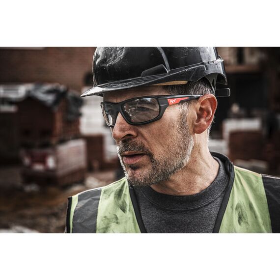 Очки защитные Milwaukee PERFORMANCE GRAY SAFETY GLASSES - 4932478908, Модель: PERFORMANCE GRAY SAFETY GLASSES, Цвет: Серый, внеший вид, изображение 5