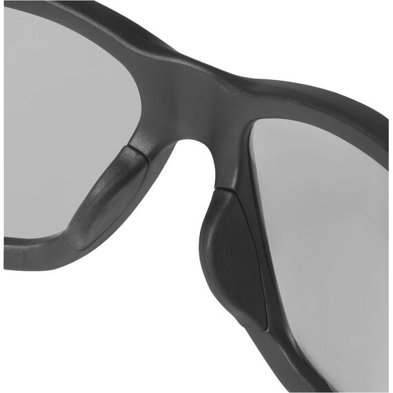 Очки защитные Milwaukee PERFORMANCE GRAY SAFETY GLASSES - 4932478908, Модель: PERFORMANCE GRAY SAFETY GLASSES, Цвет: Серый, внеший вид, изображение 6