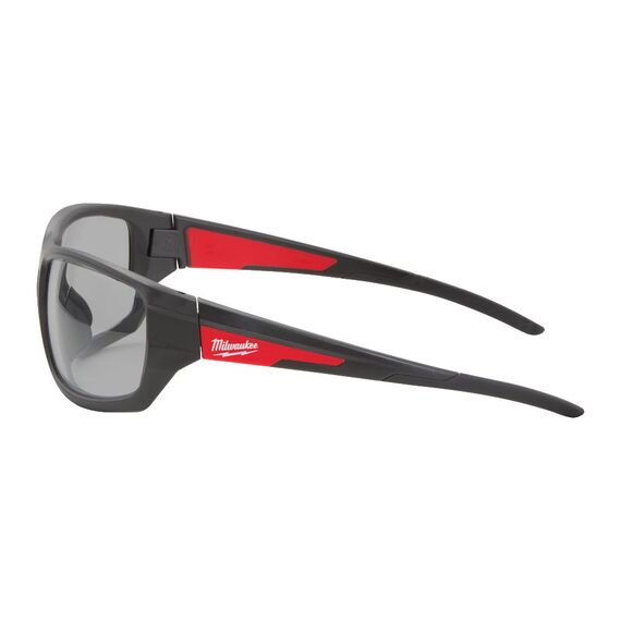 Очки защитные Milwaukee PERFORMANCE GRAY SAFETY GLASSES - 4932478908, Модель: PERFORMANCE GRAY SAFETY GLASSES, Цвет: Серый, внеший вид, изображение 2