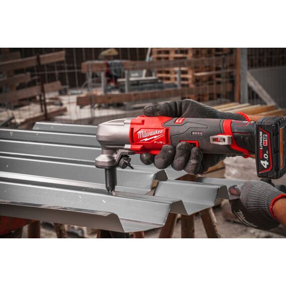 Аккумуляторные ножницы по металлу Milwaukee M12 FNB16-0X - 4933479618, Модель: M12 FNB16-0X, фото, изображение 11 Аккумуляторные ножницы по металлу Milwaukee M12 FNB16-0X - 4933479618, Модель: M12 FNB16-0X, внеший вид, изображение 11