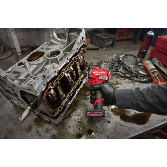 Аккумуляторный импульсный гайковерт Milwaukee M12 FCIWF38G3-0 - 4933493451, Модель: M12 FCIWF38G3-0, фото, изображение 4 Аккумуляторный импульсный гайковерт Milwaukee M12 FCIWF38G3-0 - 4933493451, Модель: M12 FCIWF38G3-0, внеший вид, изображение 4