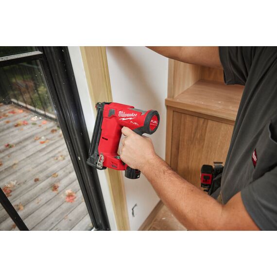 Аккумуляторный гвоздезабиватель Milwaukee M12 FCN18GS-202X - 4933493355, Модель: M12 FCN18GS-202X, внеший вид, изображение 4