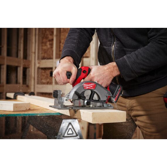 Аккумуляторная циркулярная пила по дереву и пластику Milwaukee M12 FCS442-502X - 4933493489, Диаметр диска (мм): 140, Посадочный диаметр (мм): 20, Модель: M12 FCS442-502X, внеший вид, изображение 6