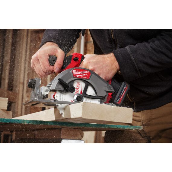 Аккумуляторная циркулярная пила по дереву и пластику Milwaukee M12 FCS442-502X - 4933493489, Диаметр диска (мм): 140, Посадочный диаметр (мм): 20, Модель: M12 FCS442-502X, внеший вид, изображение 7