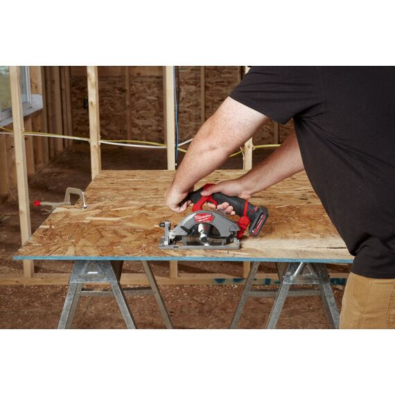 Аккумуляторная циркулярная пила по дереву и пластику Milwaukee M12 FCS442-502X - 4933493489, Диаметр диска (мм): 140, Посадочный диаметр (мм): 20, Модель: M12 FCS442-502X, внеший вид, изображение 9