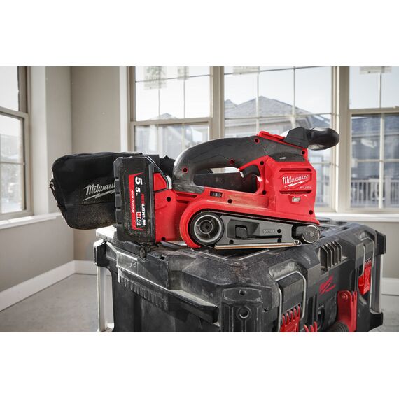 Аккумуляторная ленточная шлифовальная машина Milwaukee M18 FBTS75-552X - 4933479615, Модель: M18 FBTS75-552X, фото, изображение 3 Аккумуляторная ленточная шлифовальная машина Milwaukee M18 FBTS75-552X - 4933479615, Модель: M18 FBTS75-552X, внеший вид, изображение 3