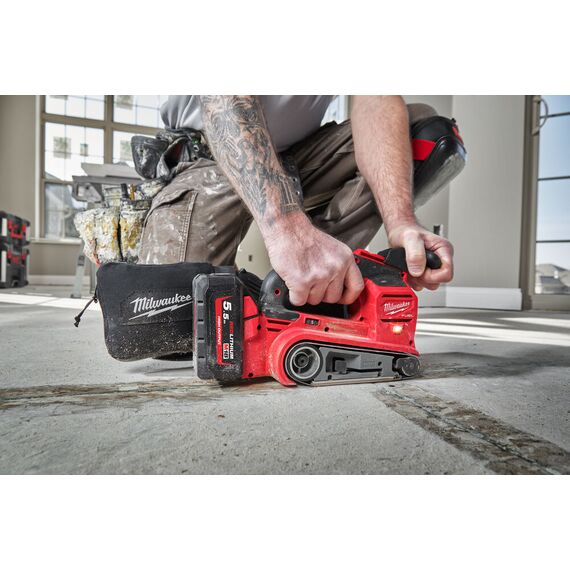 Аккумуляторная ленточная шлифовальная машина Milwaukee M18 FBTS75-552X - 4933479615, Модель: M18 FBTS75-552X, фото, изображение 4 Аккумуляторная ленточная шлифовальная машина Milwaukee M18 FBTS75-552X - 4933479615, Модель: M18 FBTS75-552X, внеший вид, изображение 4