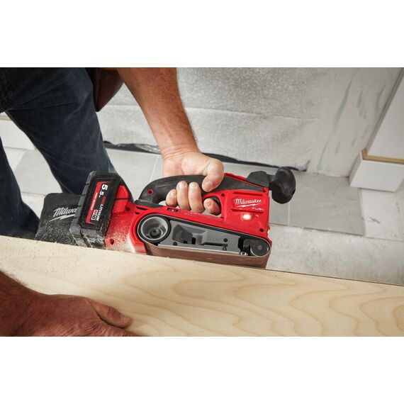 Аккумуляторная ленточная шлифовальная машина Milwaukee M18 FBTS75-552X - 4933479615, Модель: M18 FBTS75-552X, фото, изображение 5 Аккумуляторная ленточная шлифовальная машина Milwaukee M18 FBTS75-552X - 4933479615, Модель: M18 FBTS75-552X, внеший вид, изображение 5