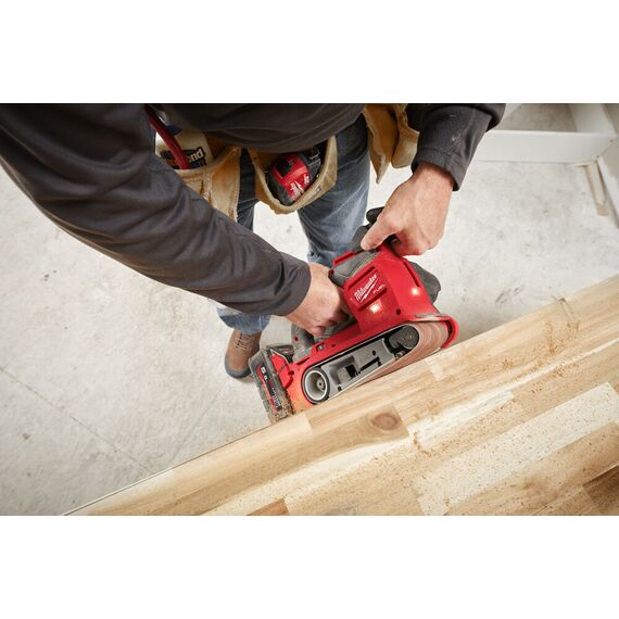 Аккумуляторная ленточная шлифовальная машина Milwaukee M18 FBTS75-552X - 4933479615, Модель: M18 FBTS75-552X, фото, изображение 7 Аккумуляторная ленточная шлифовальная машина Milwaukee M18 FBTS75-552X - 4933479615, Модель: M18 FBTS75-552X, внеший вид, изображение 7