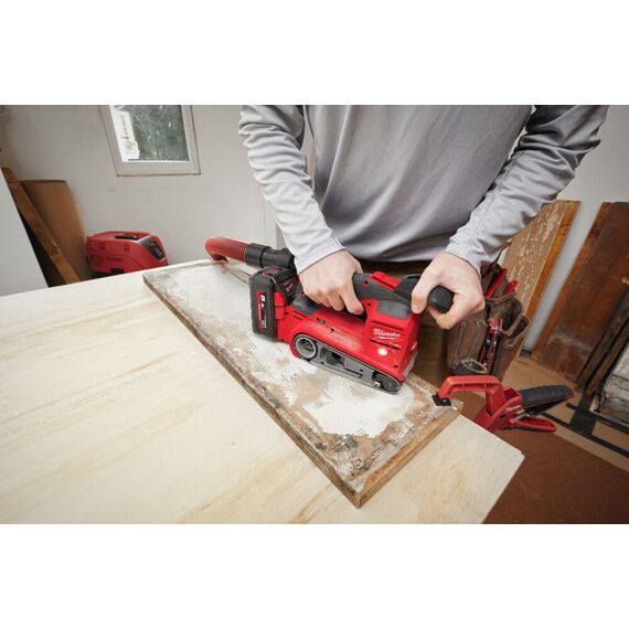 Аккумуляторная ленточная шлифовальная машина Milwaukee M18 FBTS75-552X - 4933479615, Модель: M18 FBTS75-552X, фото, изображение 8 Аккумуляторная ленточная шлифовальная машина Milwaukee M18 FBTS75-552X - 4933479615, Модель: M18 FBTS75-552X, внеший вид, изображение 8