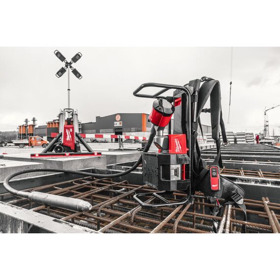 Аккумуляторный ранцевый вибратор для бетона Milwaukee MXF CVBPKIT-602 - 4933479593, Модель: MXF CVBPKIT-602, внеший вид, изображение 2