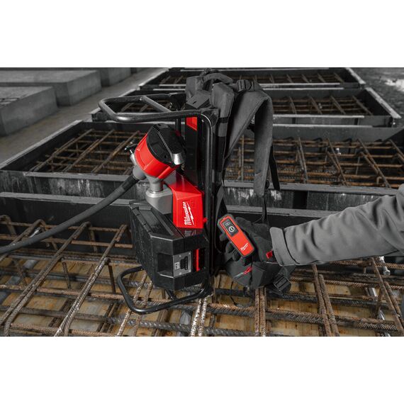 Аккумуляторный ранцевый вибратор для бетона Milwaukee MXF CVBPKIT-602 - 4933479593, Модель: MXF CVBPKIT-602, внеший вид, изображение 3