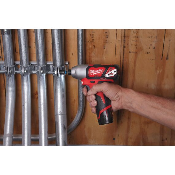 Аккумуляторный импульсный винтоверт Milwaukee M12 BID-202C - 4933443895, фото, изображение 3 Аккумуляторный импульсный винтоверт Milwaukee M12 BID-202C - 4933443895, внеший вид, изображение 3