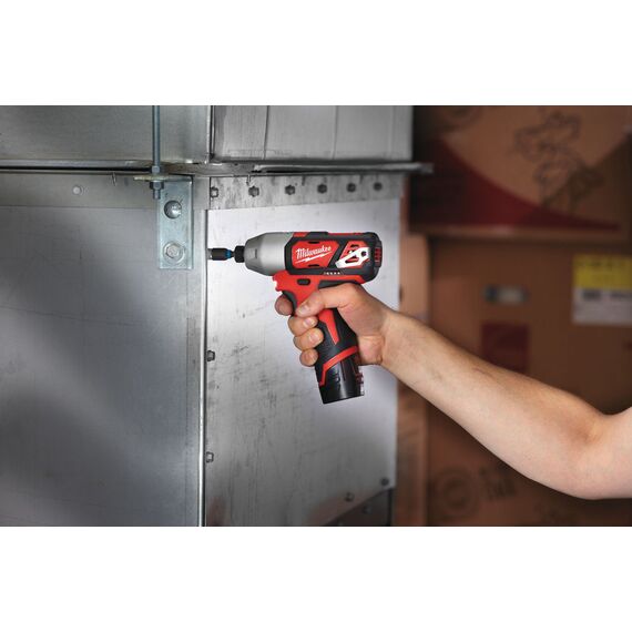 Аккумуляторный импульсный винтоверт Milwaukee M12 BID-202C - 4933443895, фото, изображение 4 Аккумуляторный импульсный винтоверт Milwaukee M12 BID-202C - 4933443895, внеший вид, изображение 4