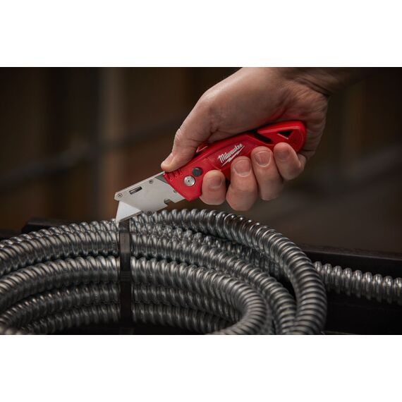Многофункциональный складной нож со сменными лезвиями Milwaukee FASTBACK™ FLIP UTILITY KNIFE WITH BLADE STORAGE с отсеком для хранения лезвий - 48221903, внеший вид, изображение 5
