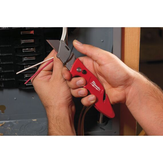 Многофункциональный складной нож со сменными лезвиями Milwaukee FASTBACK™ FLIP UTILITY KNIFE с отсеком для хранения лезвий - 48221901, внеший вид, изображение 2