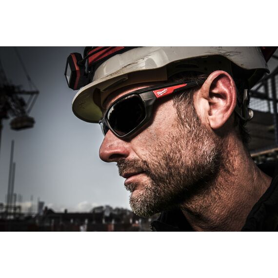 Очки защитные Milwaukee PERFORMANCE TINTED SAFETY GLASSES - 4932471884, Модель: PERFORMANCE TINTED, Цвет: Затемненные, внеший вид, изображение 6