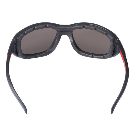 Очки защитные Milwaukee PREMIUM POLARISED SAFETY GLASSES WITH GASKET с повышенной защитой и уплотняющей вставкой - 4932471886, Модель: PREMIUM POLARISED, Цвет: Затемненные, внеший вид, изображение 4