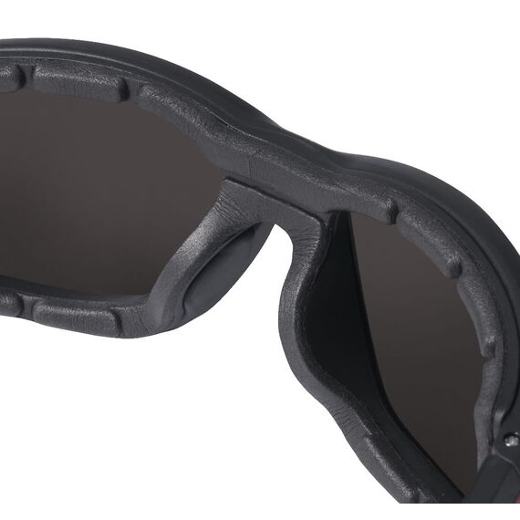 Очки защитные Milwaukee PREMIUM POLARISED SAFETY GLASSES WITH GASKET с повышенной защитой и уплотняющей вставкой - 4932471886, Модель: PREMIUM POLARISED, Цвет: Затемненные, внеший вид, изображение 6