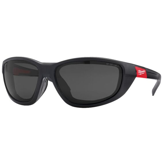 Очки защитные Milwaukee PREMIUM POLARISED SAFETY GLASSES WITH GASKET с повышенной защитой и уплотняющей вставкой - 4932471886, Модель: PREMIUM POLARISED, Цвет: Затемненные, внеший вид, изображение 2