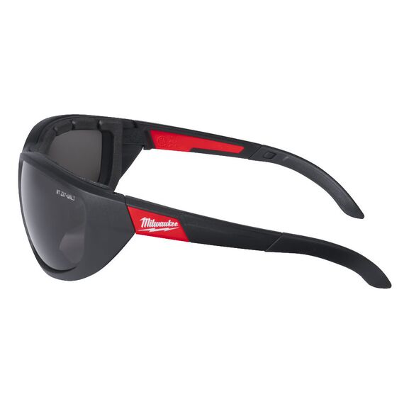 Очки защитные Milwaukee PREMIUM POLARISED SAFETY GLASSES WITH GASKET с повышенной защитой и уплотняющей вставкой - 4932471886, Модель: PREMIUM POLARISED, Цвет: Затемненные, внеший вид, изображение 3